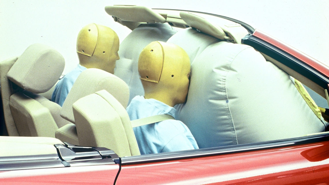Vor 30 Jahren: Beifahrer-Airbag bei Mercedes-Benz Vor 30 Jahren: Beifahrer-Airbag bei Mercedes-Benz