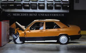 Baby Benz 201 beim Crashtest