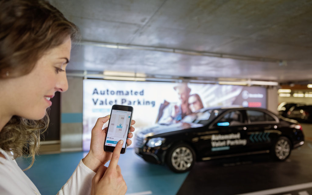 Bosch und Daimler erhalten Zulassung für fahrerloses Parken ohne menschliche Überwachung Bosch und Daimler erhalten Zulassung für fahrerloses Parken ohne menschliche Überwachung
