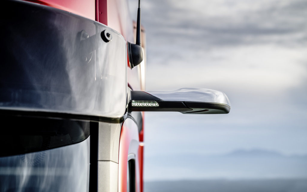 Actros: Einzigartig im Fernverkehr – die MirrorCam ersetzt den Spiegel Actros: Einzigartig im Fernverkehr – die MirrorCam ersetzt den Spiegel