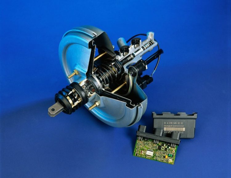 Voller Bremsdruck Der MercedesBenz Bremsassistent BAS wird vor 25 Jahren auf MB