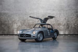 Mercedes-Benz 300 SL Rennsportprototyp (W 194/11) für die Saison 1953 von Mercedes-Benz Classic. Exterieurfoto von links vorn mit geöffneten Flügeltüren.