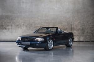 Mercedes-Benz SL 600 (R 129), Baujahr 1995, von Mercedes-Benz Classic. Exterieurfoto von links vorn.