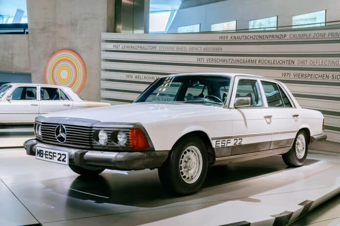 Mercedes-Benz Experimentier-Sicherheits-Fahrzeug ESF 22 aus dem Jahr 1973. Exterieuraufnahme von links vorn.