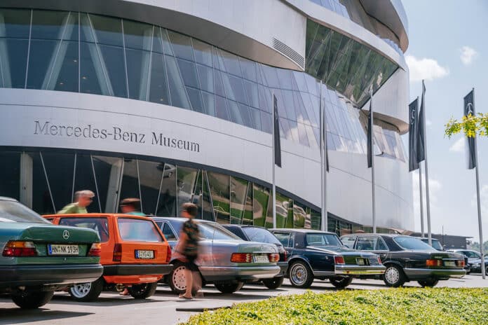 Markenoffenes Klassikertreffen am Mercedes-Benz Museum: „Classics & Coffee“, sonntags vom 16. April bis 9. Oktober 2023. Classic car meeting for all brands at the Mercedes-Benz Museum: Classics & Coffee – Sundays from 16 April to 9 October 2023.