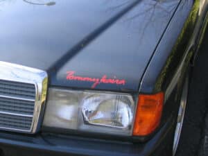 Tommy Kaira Schriftzug auf der Motorhaube