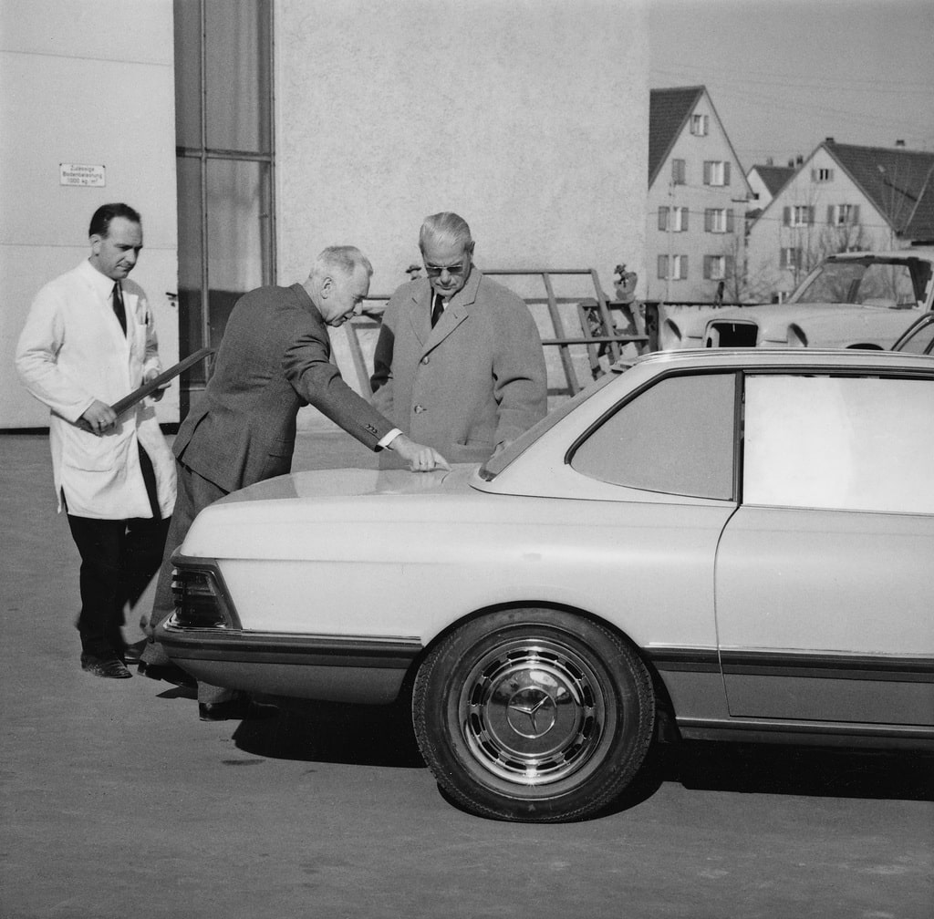 Mercedes-Benz 350 SL (R 107, 1971-1989), Designstudie. V.l.n.r.: Hans Jooß (Leiter Modellbau), Friedrich Geiger, Karl Wilfert.