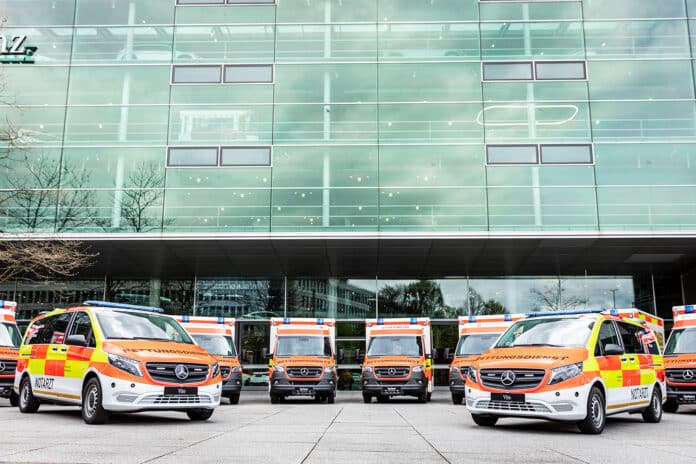 20 Jahre „Bayern- Rettungswagen“:Übergabe von Mercedes-Benz Sprinter und Vito Tourer an das Bayerische Rote Kreuz