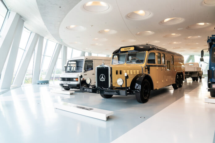 Mercedes-Benz Omnibus O10000 aus dem Jahr 1938, umgebaut als mobiles Postamt der Österreichischen Post. Exterieuransicht von links vorn.